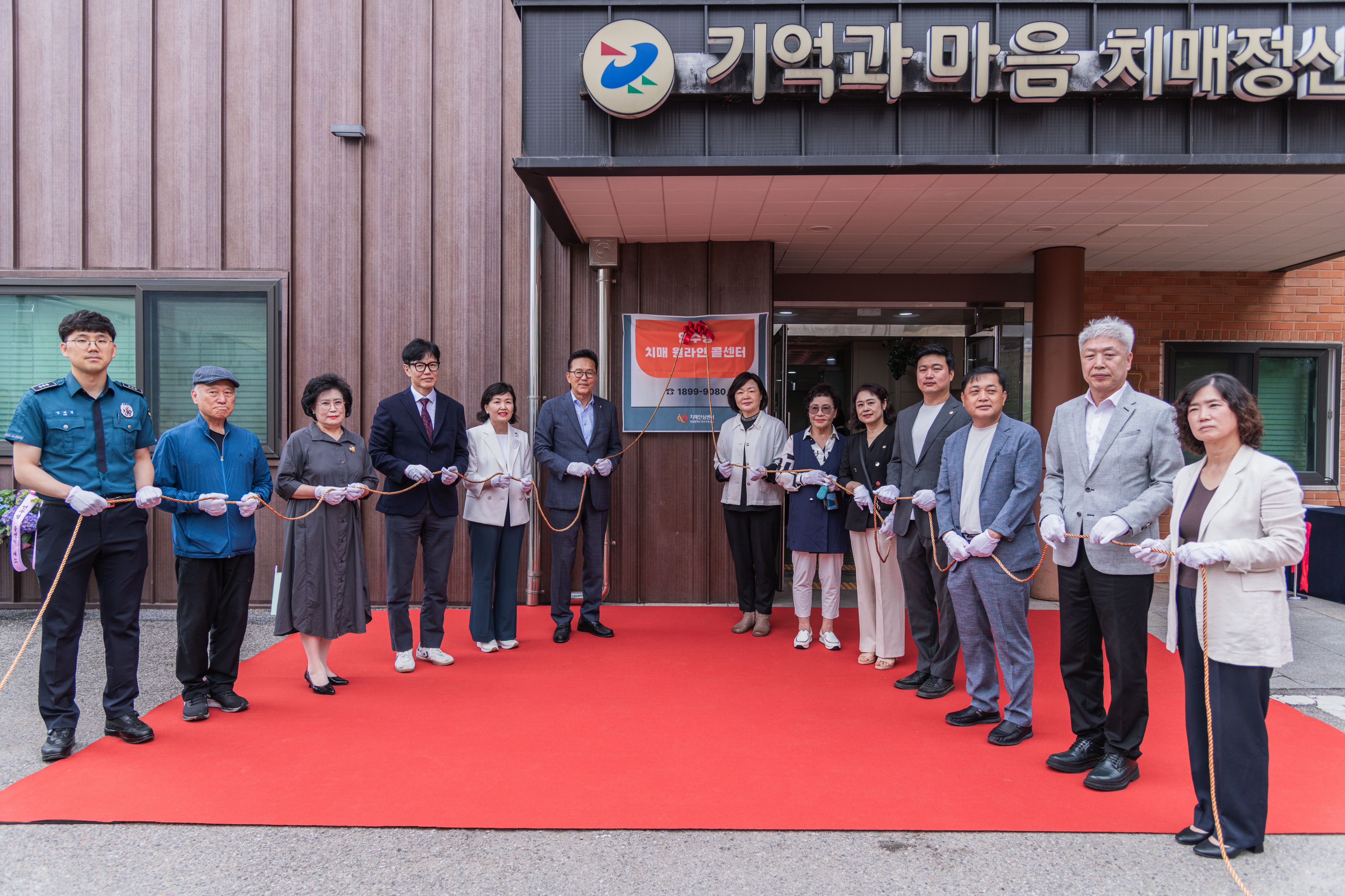 연수구가 지난 10일 연수구치매안심센터에서 전국 지자체 최초로 운영하는 연수형 치매 원라인 콜센터의 현판 제막식을 열었다